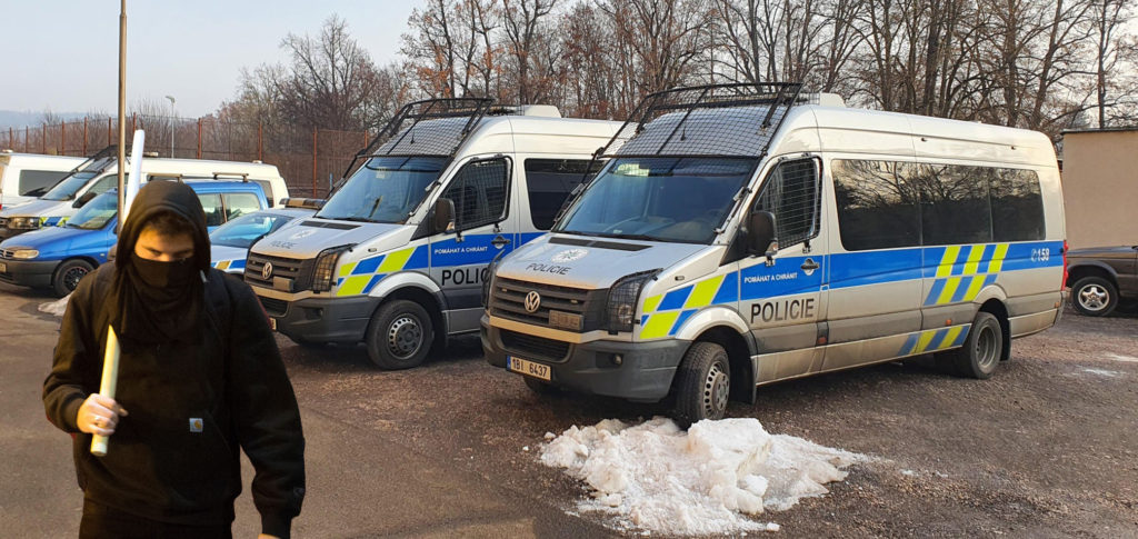 Mlad anarchista odmt nvrat do domova mldee po tom co v jeho pokoji byli ubytovni pslunci esk policie.